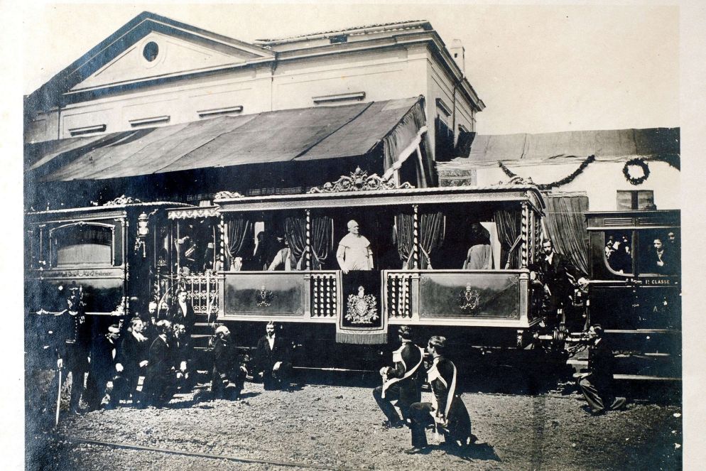 Pio IX affacciato alla vettura del treno papale alla Stazione di Velletri l'11 maggio 1863, (fototipia Museo di Roma, Archivio Fotografico)