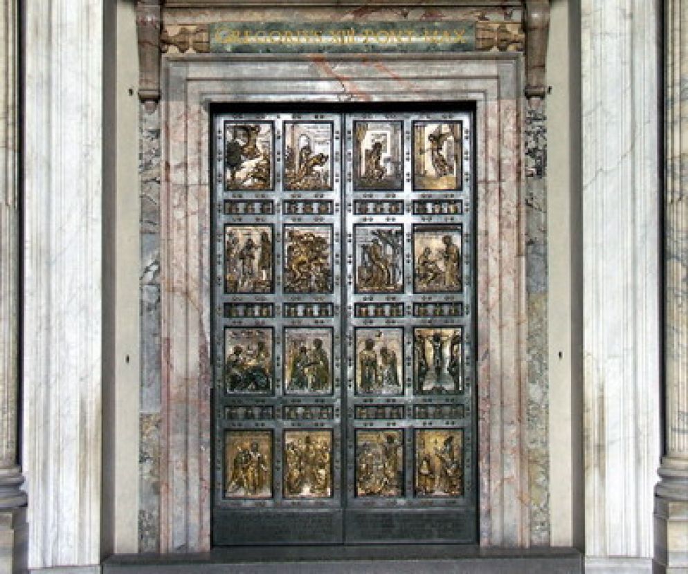 Un particolare della Porta Santa realizzata nel 1949 dallo scultore Vico Consorti - Roland Fischer