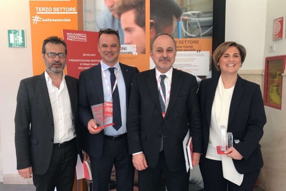 I titolari della Siropack Italia, Rocco De Lucia, secondo da sinistra, e Barbara Burioli premiati con il Welfare Champion al Welfare Index Pmi 2017