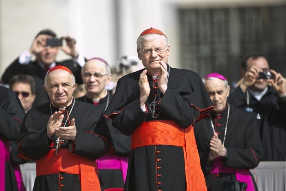 Il cardinale Dionigi Tettamanzi con il suo successore il cardinale Angelo Scola