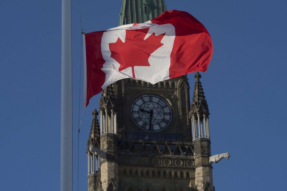 La bandiera canadese a mezz'asta sulla Torre della Pace a Ottawa (Ansa)