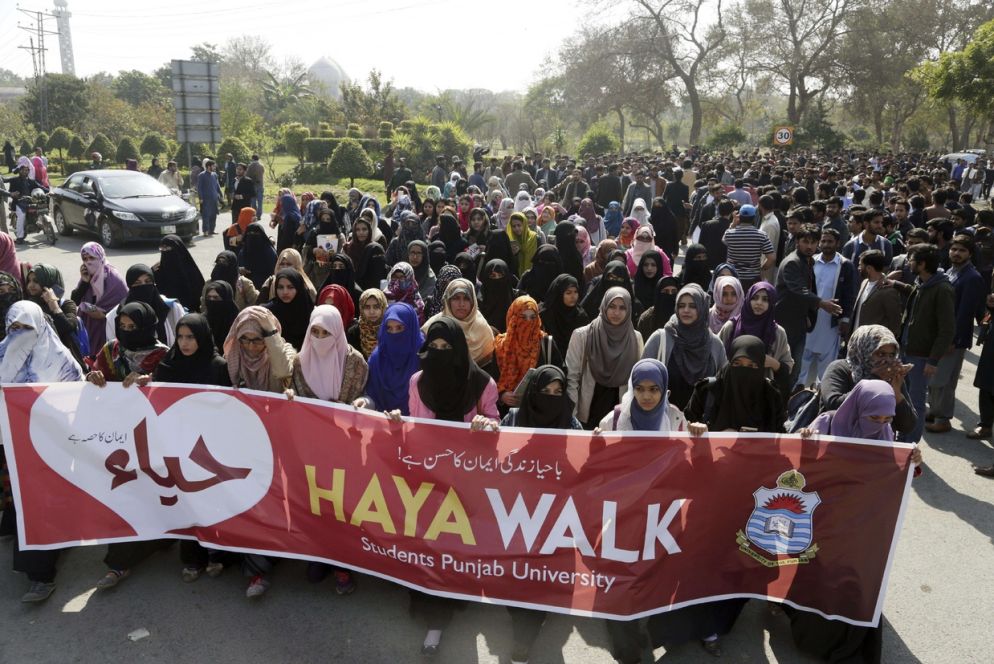Studenti dell'Università del Punjab sfilano per protestare contro la celebrazione di San Valentino a Lahore, in Pakistan (Ansa)