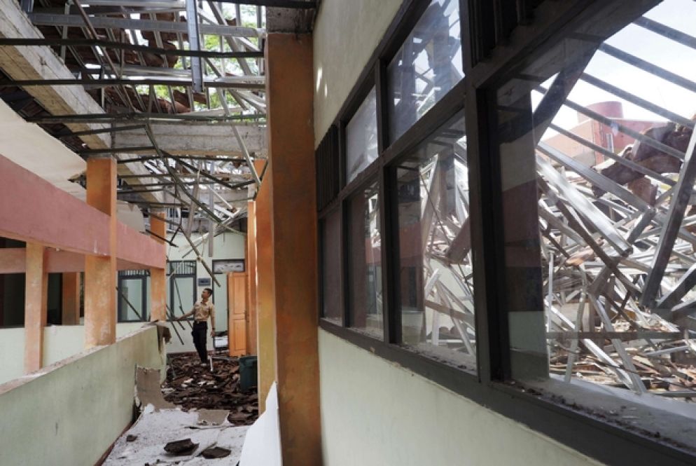 Molti i civili feriti dai crolli provocati dal sisma (Ansa)