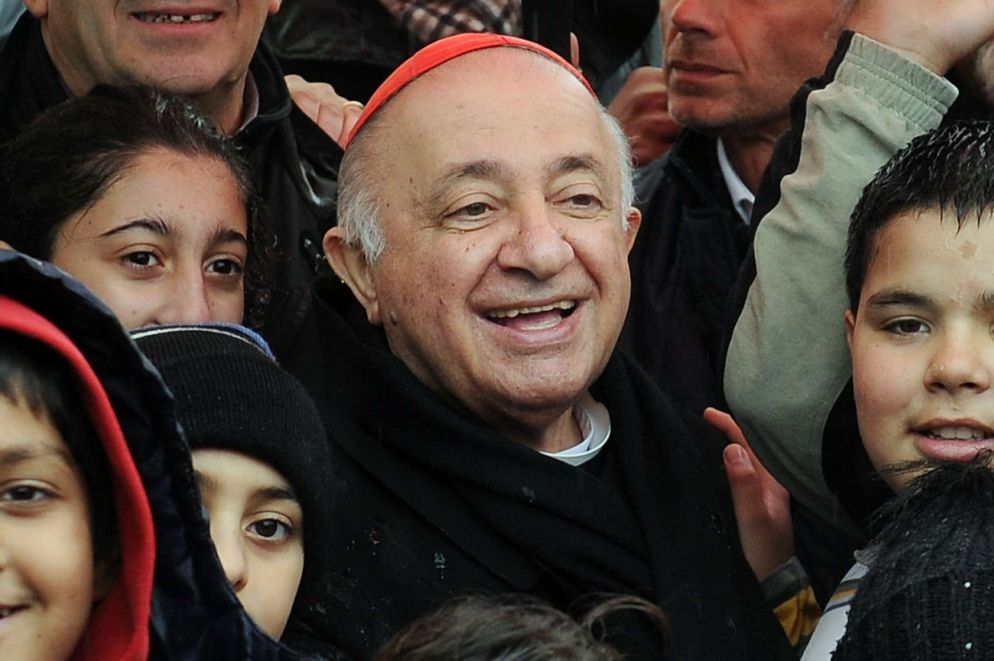Tettamanzi fra i bambini del campo rom di via Triboniano a Milano, il 23 dicembre 2010 (Ansa)