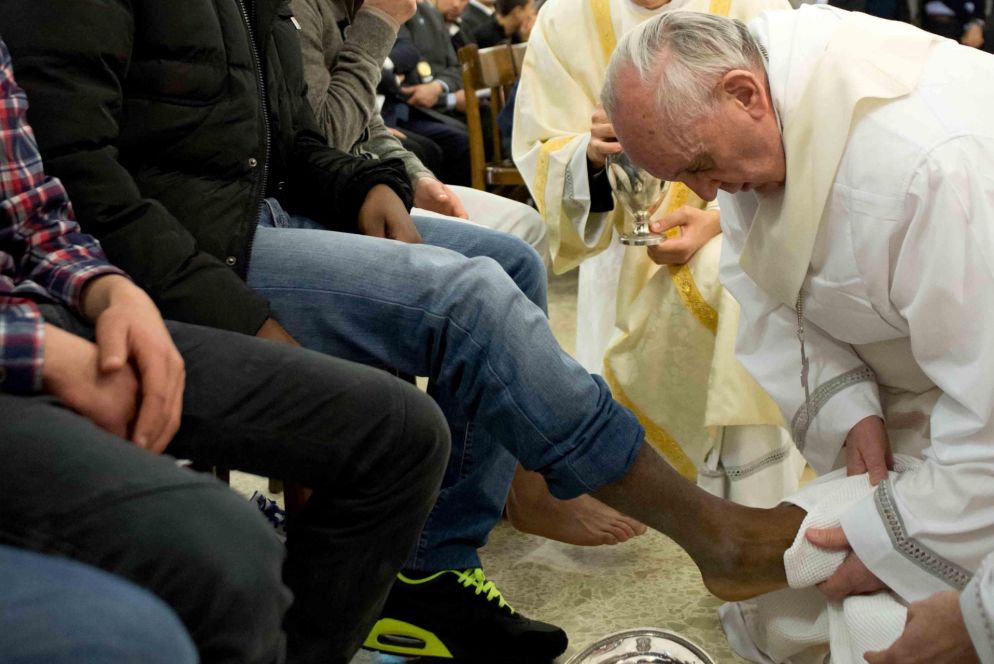 La lavanda dei piedi a Casal di Marmo (Osservatore Romano)