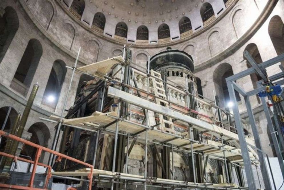 Nelle foto, della Custodia della Terra Santa, il lavori di restauro dell'edicola che protegge la tomba di Gesù
