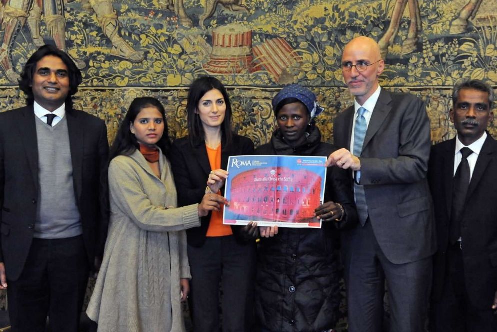 La figlia di Asia Bibi e la giovane Rebecca con la sindaca di Roma Raggi (Foto Campidoglio)