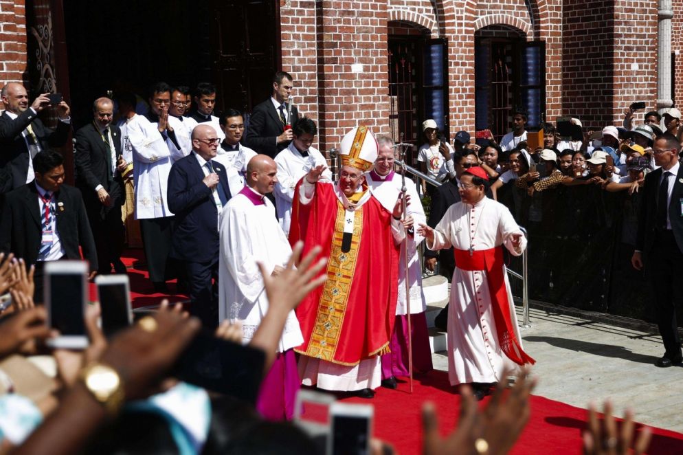 Il Papa saluta la folla dei fedeli uscendo dalla cattedrale (Ansa)