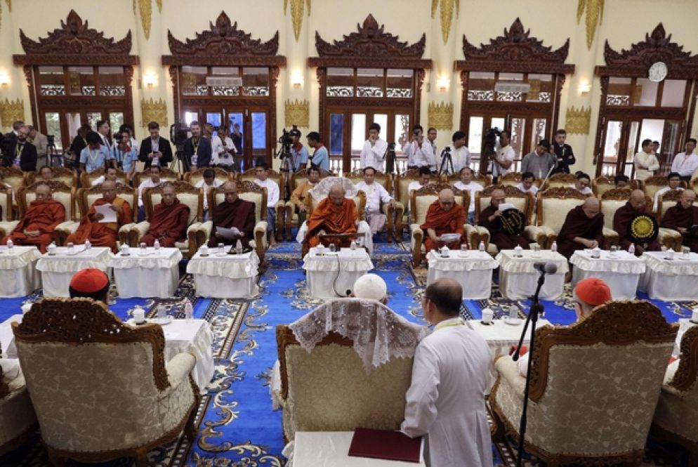 Francesco nell'incontro con il comitato centrale dei monaci buddisti di Yangon (Ansa)
