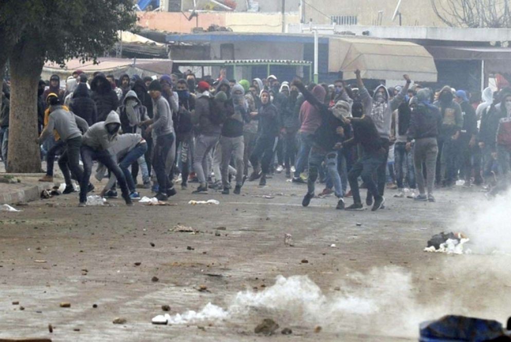Gli incidenti con la polizia a Tebourba dove si è registrata anche una vittima tra i manifestanti (Ansa)