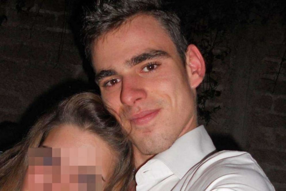 La vittima dell'efferato delitto, Luca Varani. Aveva appena 23 anni. «Volevamo uccidere qualcuno» disse l'amico di Luca Prato, Manuel Foffo, ai carabinieri poco dopo la scoperta del cadavere. Foffo è già stato condannato, con rito abbraviato, a 30 anni