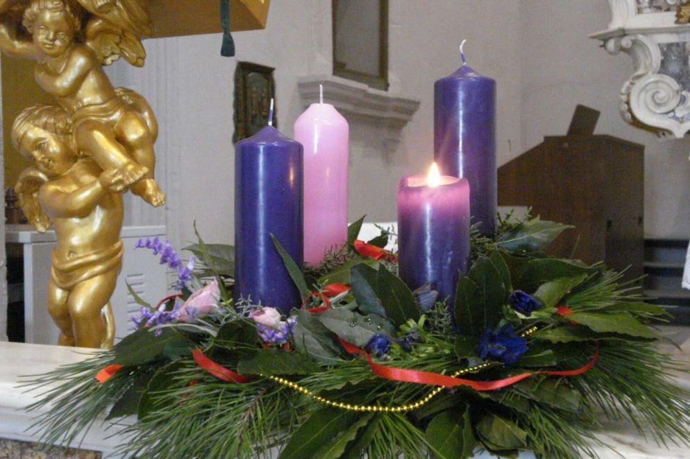 La corona d'Avvento in una chiesa