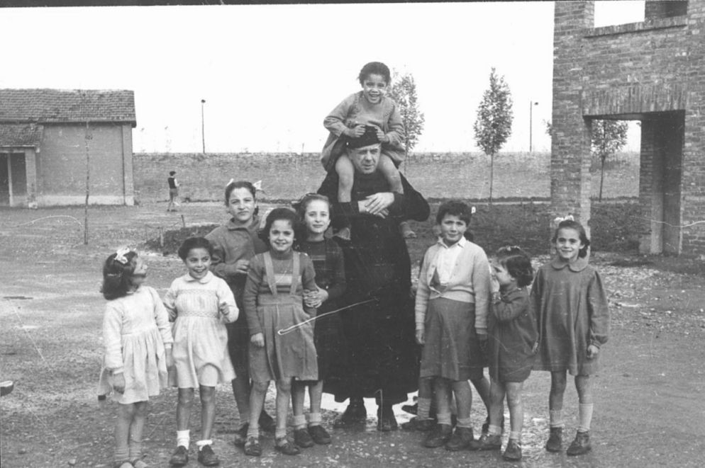 Fossoli, 1948, i primi passi di Nomadelfia, don Zeno con un gruppo di ragazzi (dall'archvio di Nomadelfia)