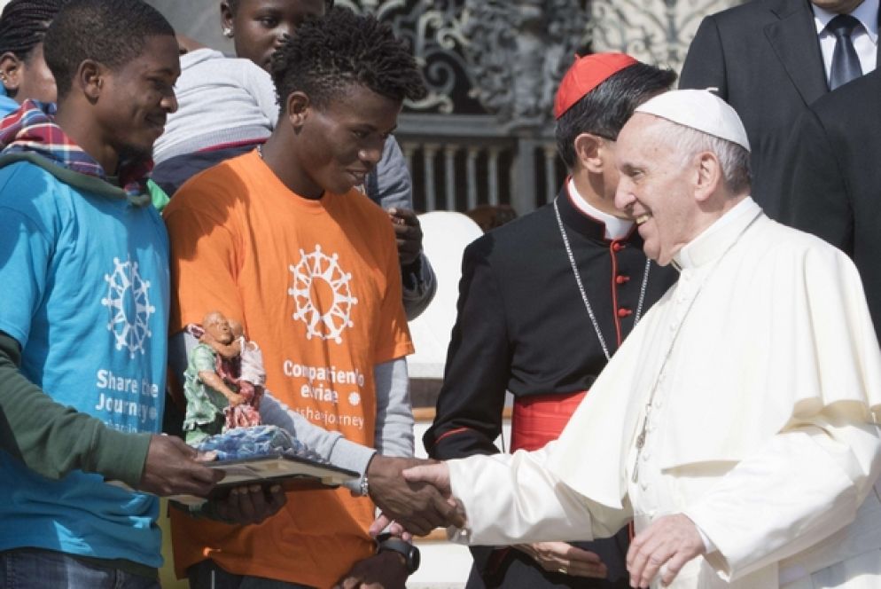 Il nigeriano Fasasi che vive in un centro Sprar, non ha rinunciato mai alla sua passione per lo scalpello e ha portato in dono una piccola scultura a papa Francesco