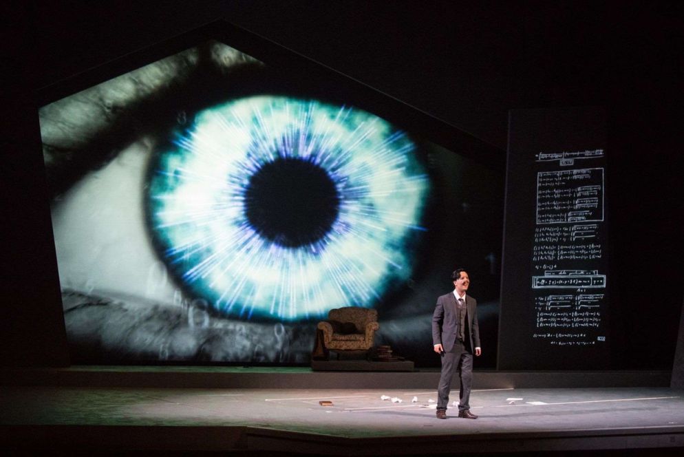 Una scena dell'opera "Ettore Majorana. Cronaca di infinite scomparse" al Teatro Sociale di Como (foto Alessia Santambrogio)
