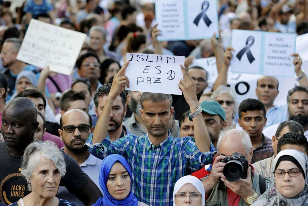 La marcia dei musulmani contro il terrorismo a Barcellona (Ansa)
