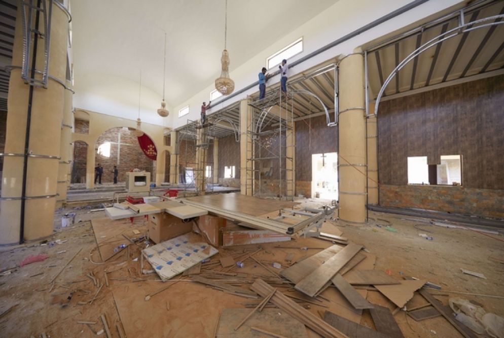 I lavori, nei mesi scorsi, all'interno della chiesa di San Giorgio a Tellskuf in Nord Iraq