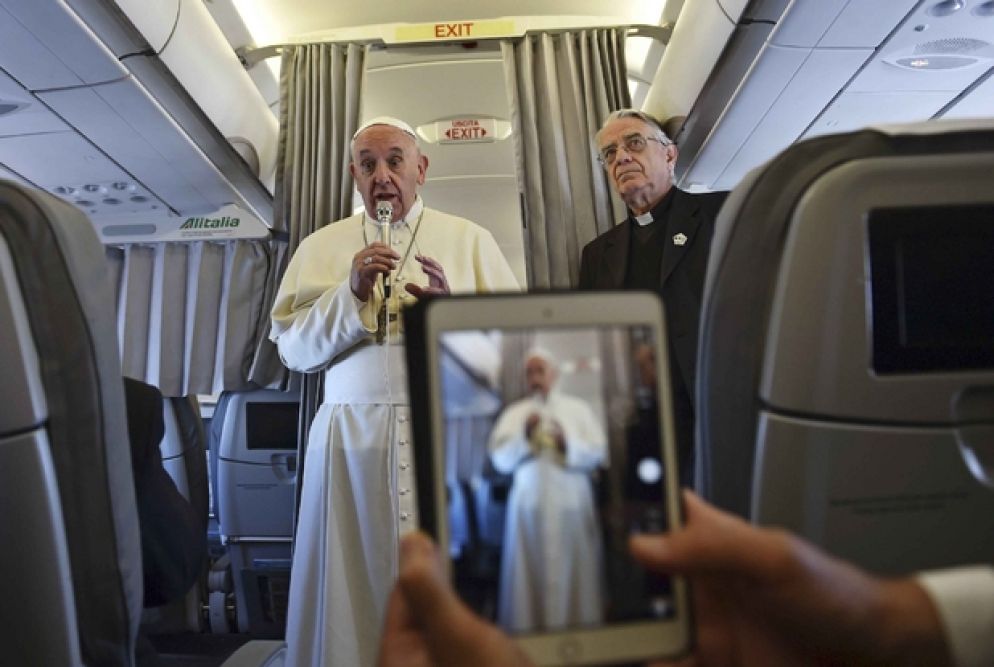 Papa Francesco di ritorno da Sarajevo nel 2015 parla del "fenomeno Medjugorje" (Reuters)
