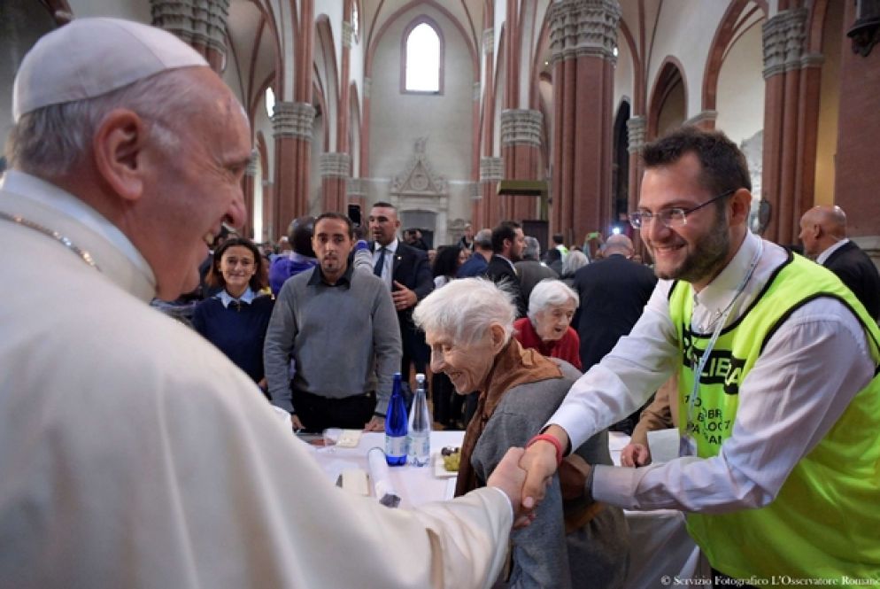 Papa Francesco nella Basilica di San Petronio a Bologna dove ha pranzato con alcuni poveri (Ansa)