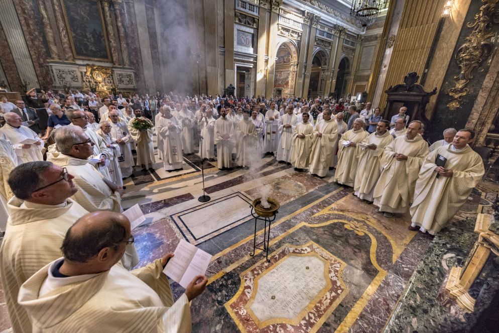 Un altro scorcio della Messa nella Chiesa del Gesù che ha dato inzio alla nuova provincia dei gesuiti italiani. - ©Zeno Colantoni