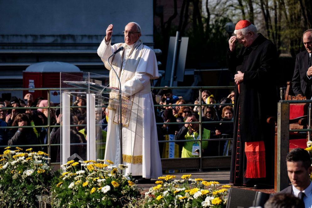 Il Papa benedice il "popolo" delle Case Bianche, al suo fianco il cardinale Scola (Fotogramma)