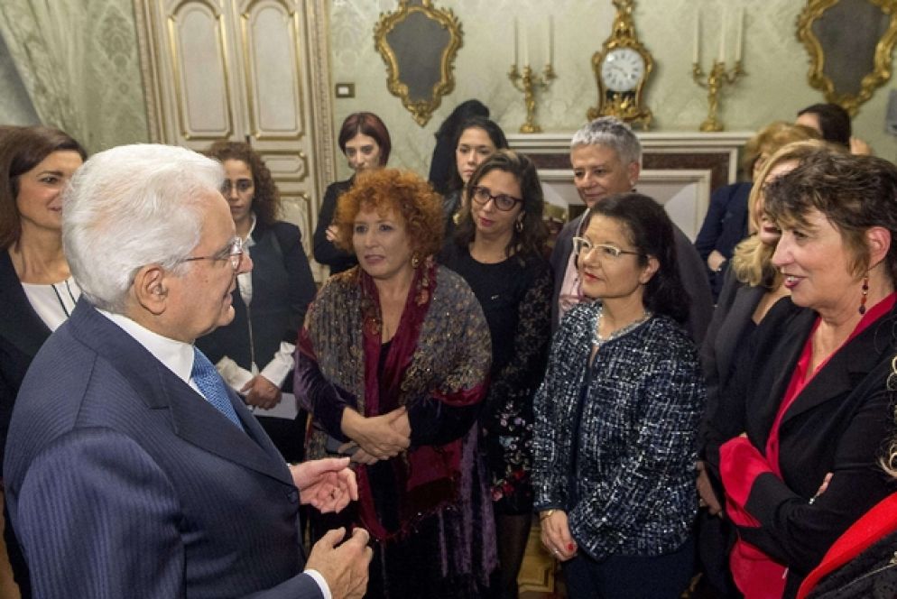 Il presidente Mattarella con un gruppo di donne che hanno aderito all'iniziativa della Camera (Ansa)