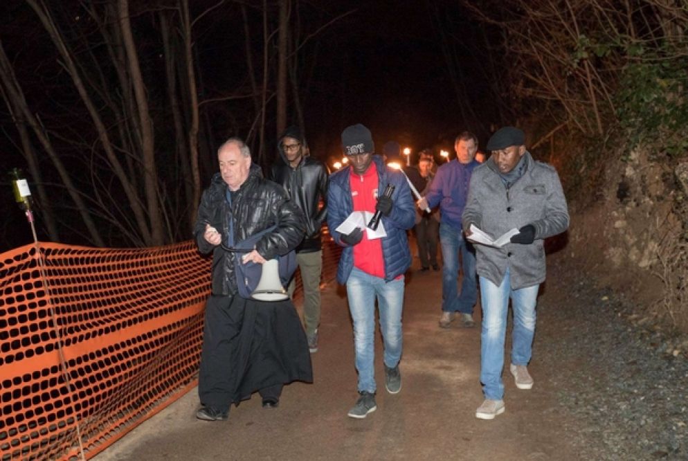 Il corteo transita nella zona della frana (Photo Augustin - Varese Ligure)