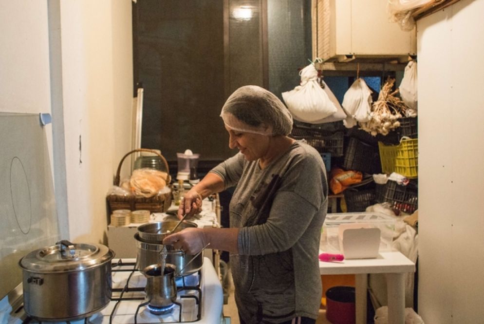 Beirut, Libano. Hiam Assi nella sua cucina mentre prepara il cioccolato. (foto Arianna Pagani)