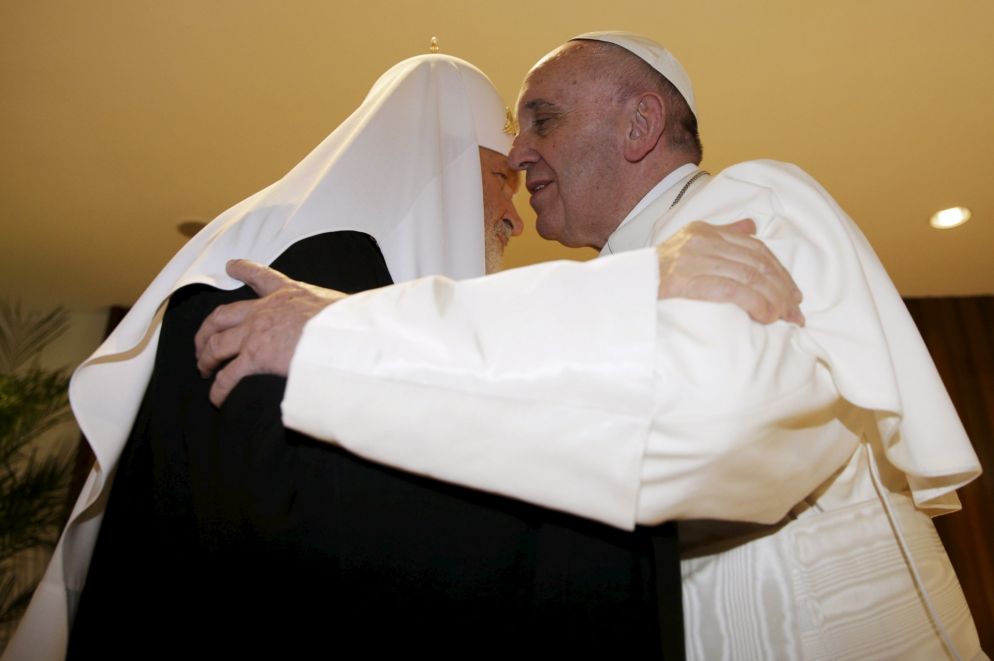 L'abbraccio nello storico incontro a Cuba con il patriarca ortodosso russo Kirill e Papa Francesco
