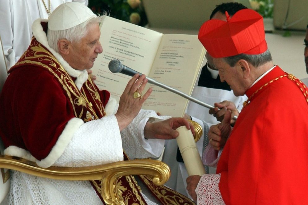 Il momento in cui nel 2006 Benedetto XVI impone la berretta cardinalizia ad Andrea Cordero Lanza di Montezemolo