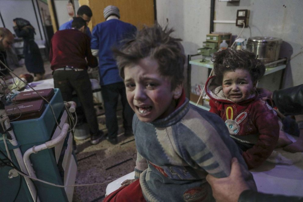 Un bambino ferito viene curato all'ospedale di Douma, nell'est di Ghouta (Ansa)