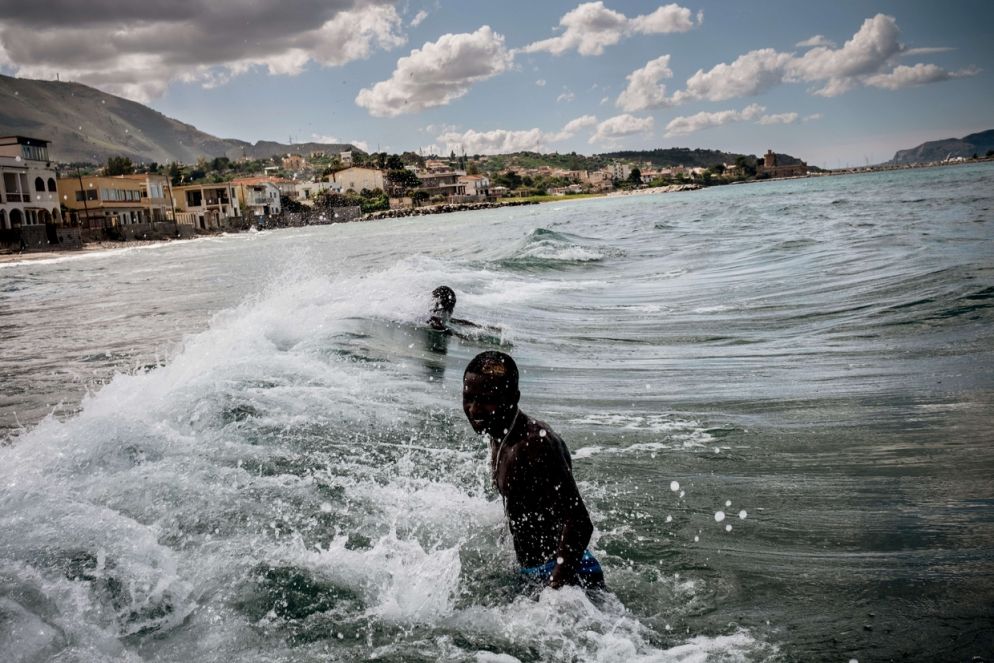 Aimamo e Ibrahim sono due fratelli gemelli di 16 anni del Gambia. Ora i ragazzi vivono in Sicilia, nel centro “Arcobaleno” che ospita minorenni migranti non accompagnati e fornisce loro cibo, istruzione e un aiuto legale per richiedere asilo politico. (Foto UNICEF)