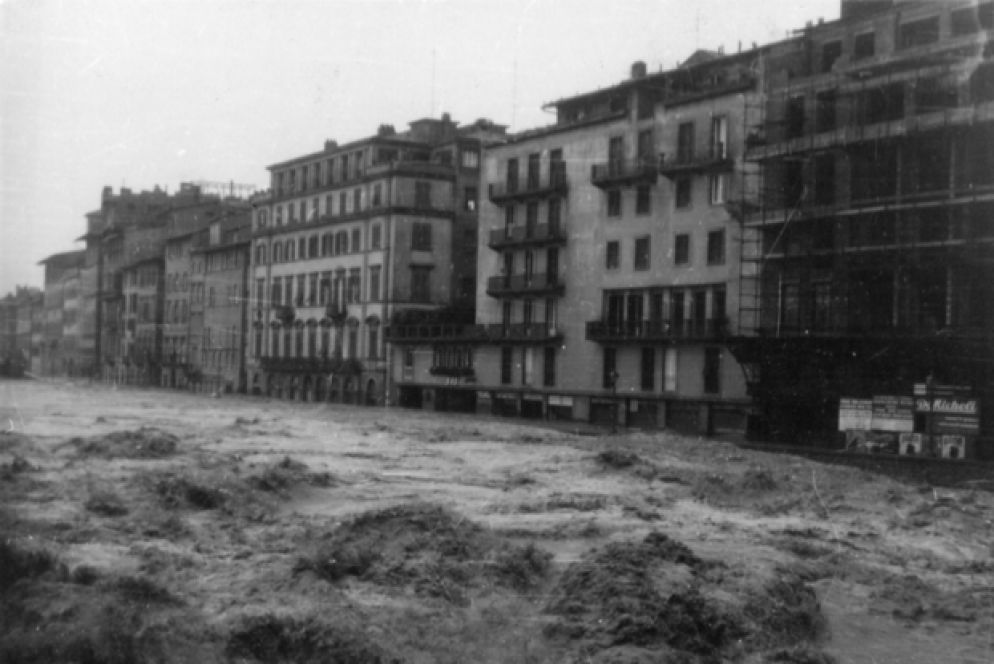 L'Arno "gonfio" nelle ore dell'alluvione del 4 novembre 1966