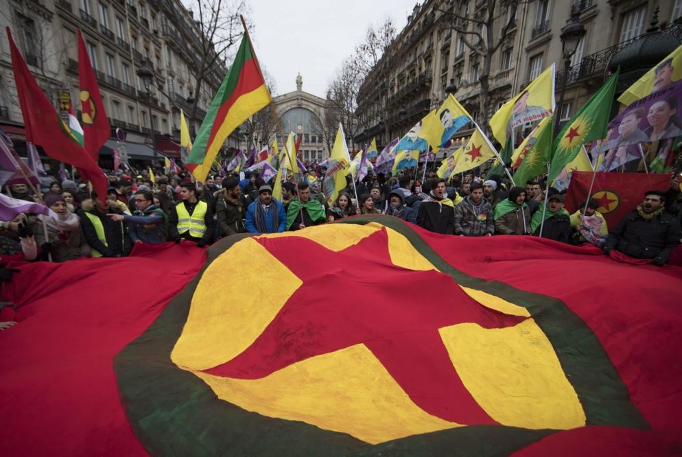 Una manifestazione di attivisti curdi a Parigi (Ansa)
