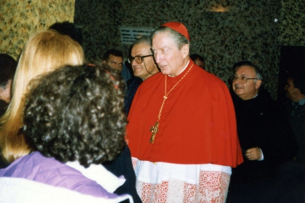 Il cardinale Martini tra i visitatori del Presepe biblico nel 1996 ( foto Presepe biblico di Baggio)