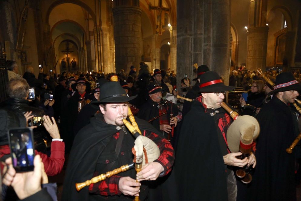 Basilica di Sant'Eustorgio: così la musica della zampogna accompagna il corteo dei Magi (Fotogramma)