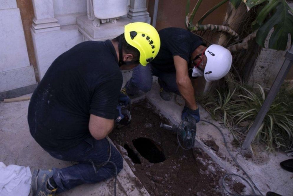 La foto fornita da Vatican Media mostra l'apertura delle tome nel Cimitero Teutonico
