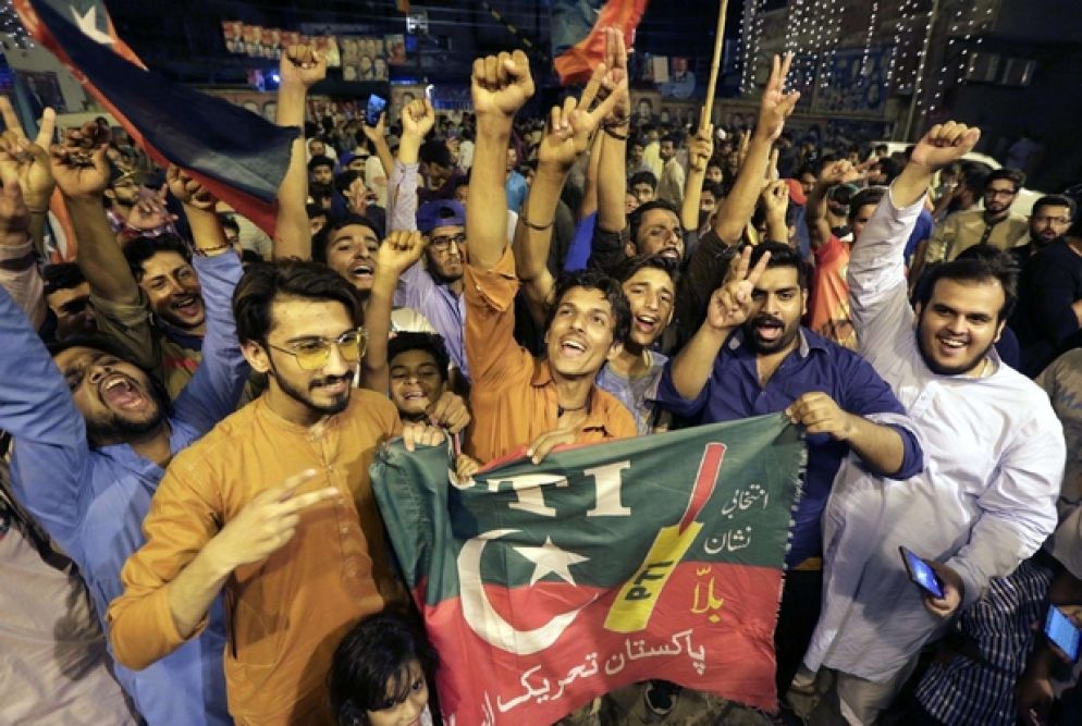 La gioia in piazza aLahore dei sostenitori di Tehreek-e-Insaf (Ansa)