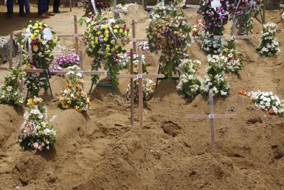 Funerale comune per numerose vittime di Colombo (Ansa)