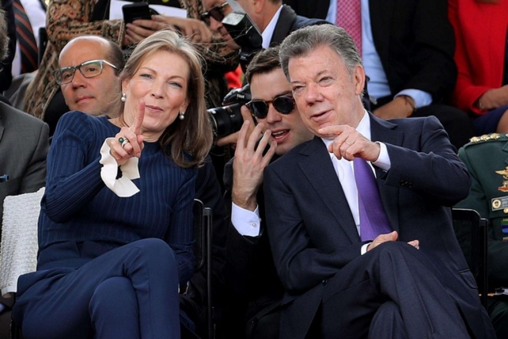 Il prsidente uscente Juan Manuel Santos e la moglie Maria Clemencia Rodriguez in Parlamento (Ansa)