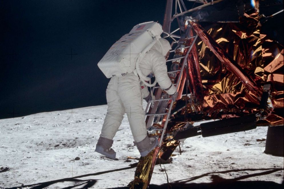Aldrin scende dalla scala del modulo lunare (Foto Nasa)