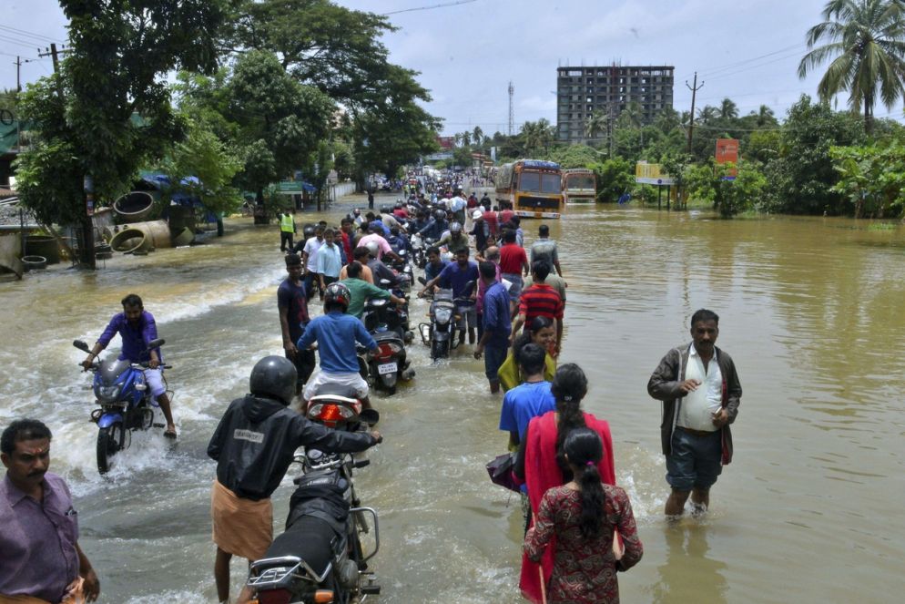 Sono migliaia gli abitanti dello stato indiano di Kerala evacuati con elicotteri e barche (Ansa)