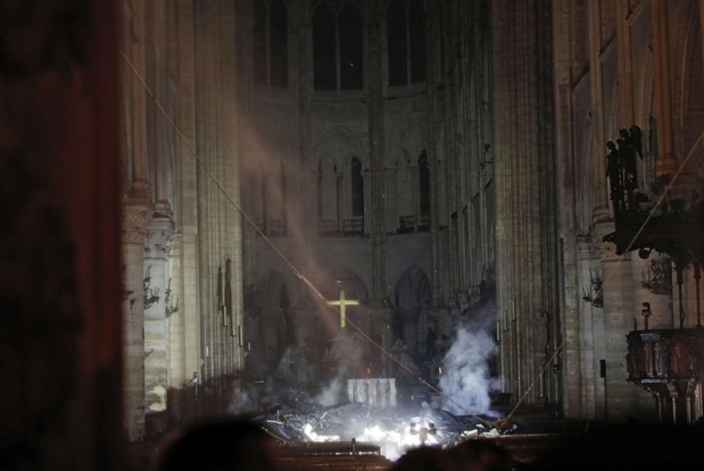 Le foto documentano che la Croce e l’Altare centrale si sono miracolosamente salvati. (FOTO: Ap)