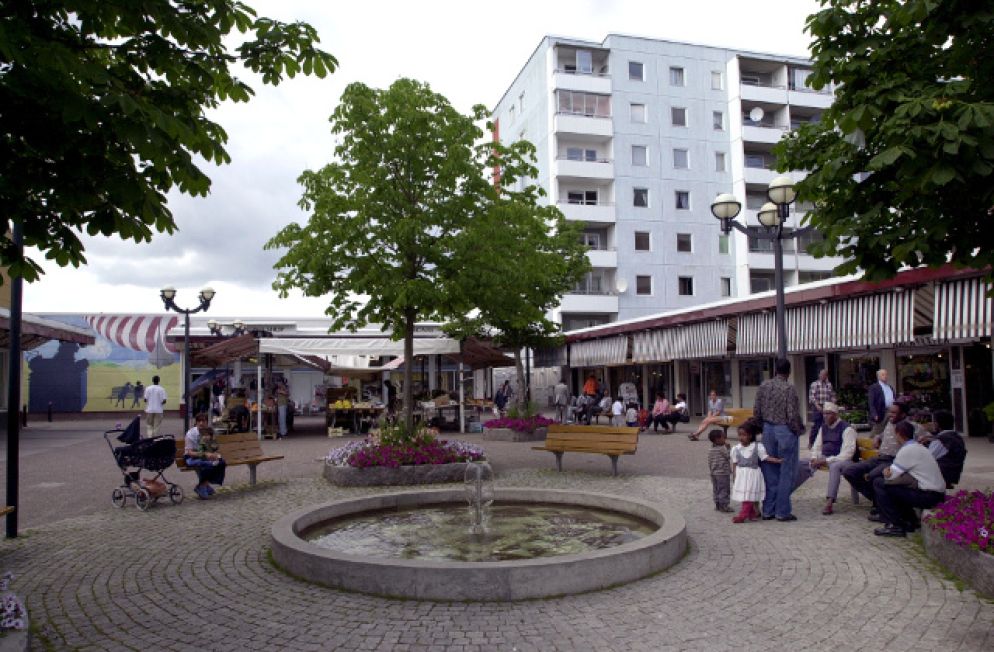 La piazzetta principale di Husby, sobborgo a 20 minuti di metropolitana dalla stazione centrale di Stoccolma