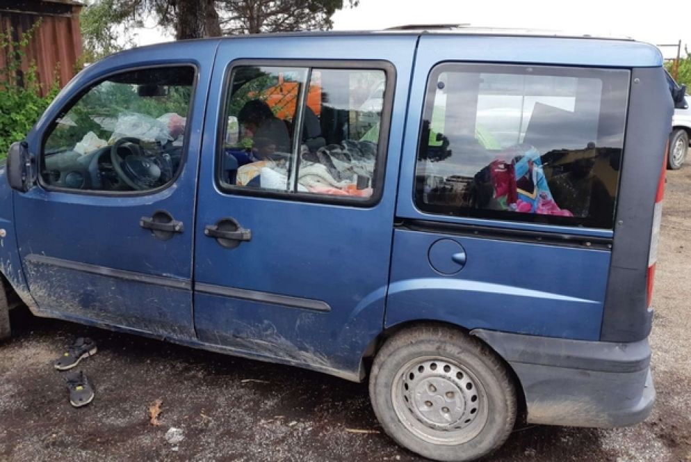 Il più piccolo tra i tantissimi bambini: ha appena dieci mesi e dorme in un furgone accudito dalla giovanissima mamma