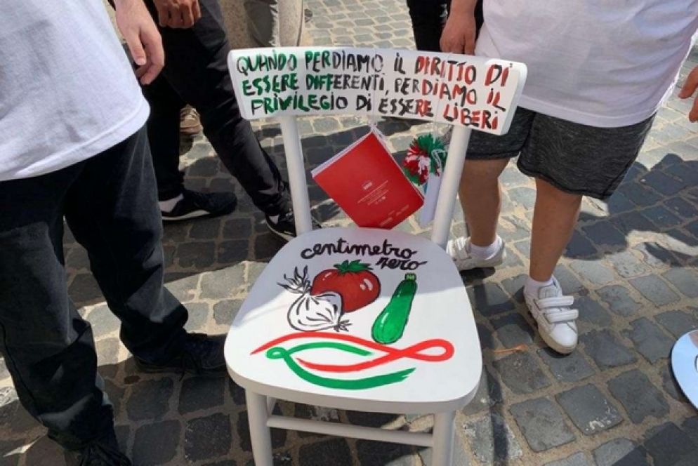 La frase, dipinta sulla sedia regalata al Presidente, citata poi da Mattarella nel discorso di fine anno - (Foto Locanda Centimetro Zero)