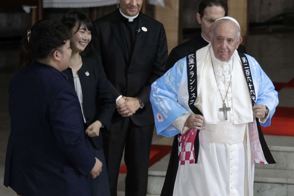 Francesco indossa la camicia che i giovani gli hanno donato (Ansa)
