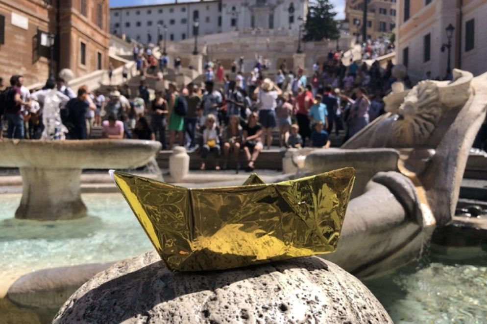 Flash mob a sostegno della campagna #IoAccolgo in Piazza di Spagna / Ansa