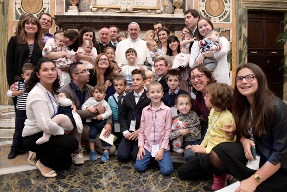 Il Papa con le famiglie dei docenti del Giovanni Paolo II il 27 ottobre 2016 (Osservatore Romano)