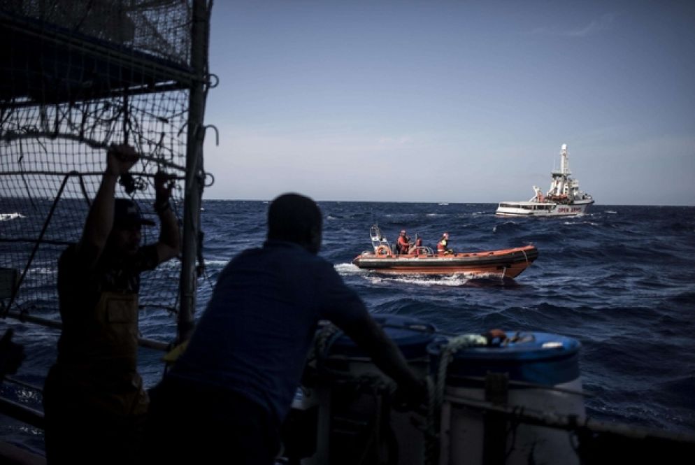 La nave di Open Arms presta soccorso ai naufraghi soccorsi da Nuestra Madre Loreto (Ansa)